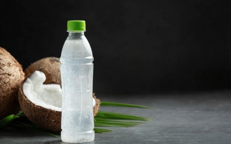 Nước dừa đóng chai giúp bổ sung nước và điện giải nhanh chóng cho cơ thể